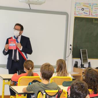 Le passeport du civisme offerts aux élèves de CM1 et CM2 : Bertrand Houillon, Maire de Magny-les-Hameaux distribue le Passeport du civisme