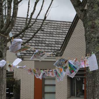 La grande lessive : manifestation d’art participatif (Corot/Samain)