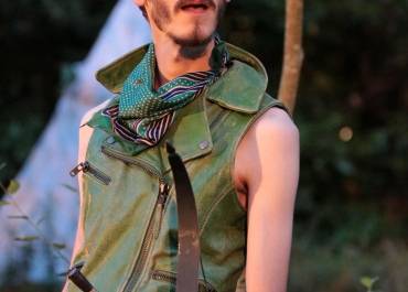 Portrait de Robin des bois adossé à un arbre