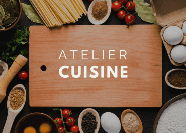Planche à découper avec Atelier cuisine écrit dessus.
