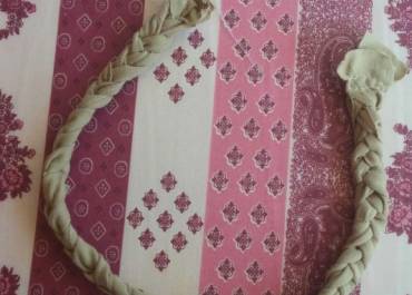 De vieux tee-shirt et un peu de créativité pour réaliser des bijoux.